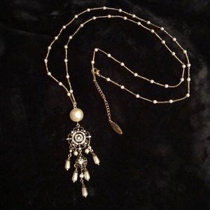 Plunder pearl beaded necklace.